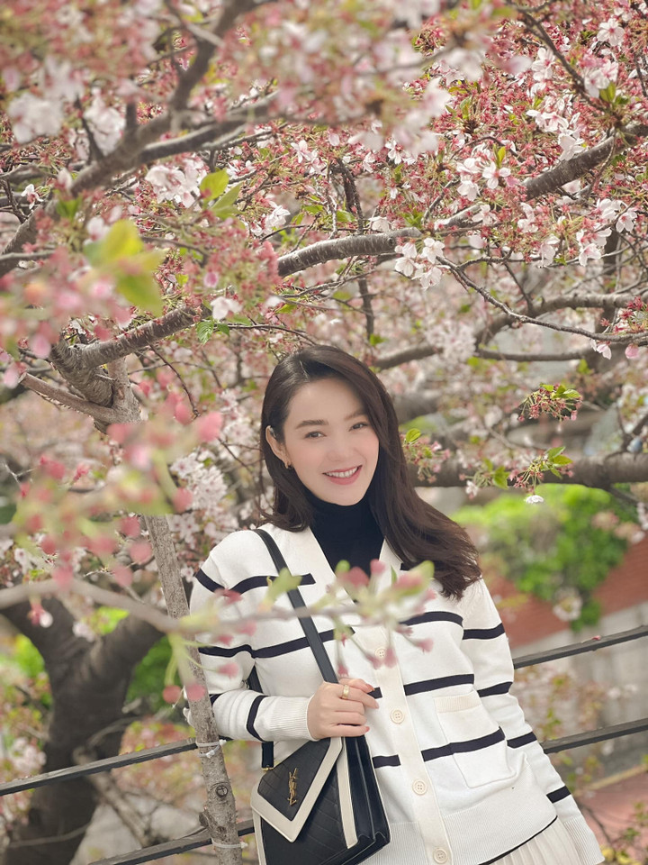 Sao Việt 5/4: 'Mẹ bầu' Minh Hằng đi ngắm hoa anh đào, Kỳ Duyên khoe eo con kiến - 2