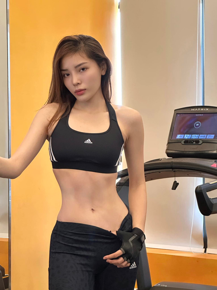 Sao Việt 5/4: 'Mẹ bầu' Minh Hằng đi ngắm hoa anh đào, Kỳ Duyên khoe eo con kiến - 3