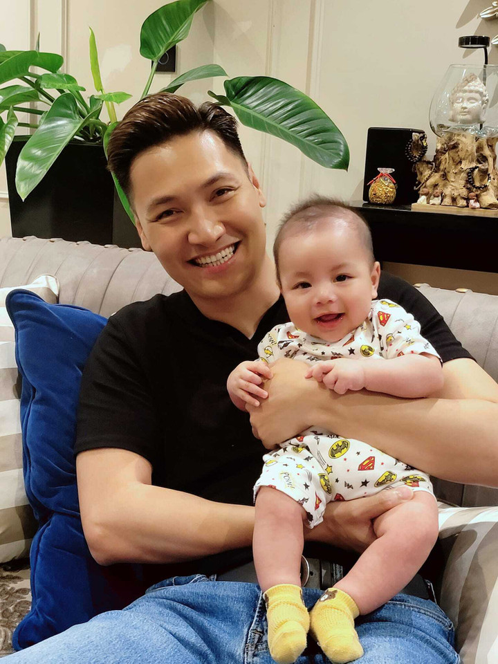 Sao Việt 5/4: 'Mẹ bầu' Minh Hằng đi ngắm hoa anh đào, Kỳ Duyên khoe eo con kiến - 1