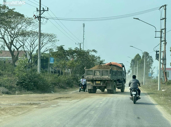 Bình Định: Người dân khốn khổ vì xe chở đất gây bụi mù mịt - 1