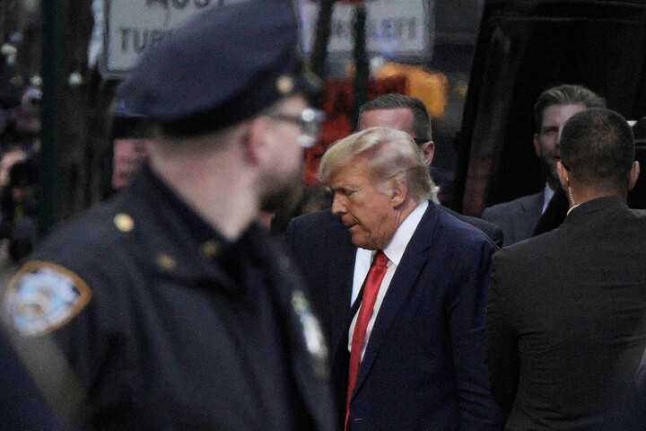 Ông Trump sẽ ra trình diện trước tòa vào sáng mai - 1