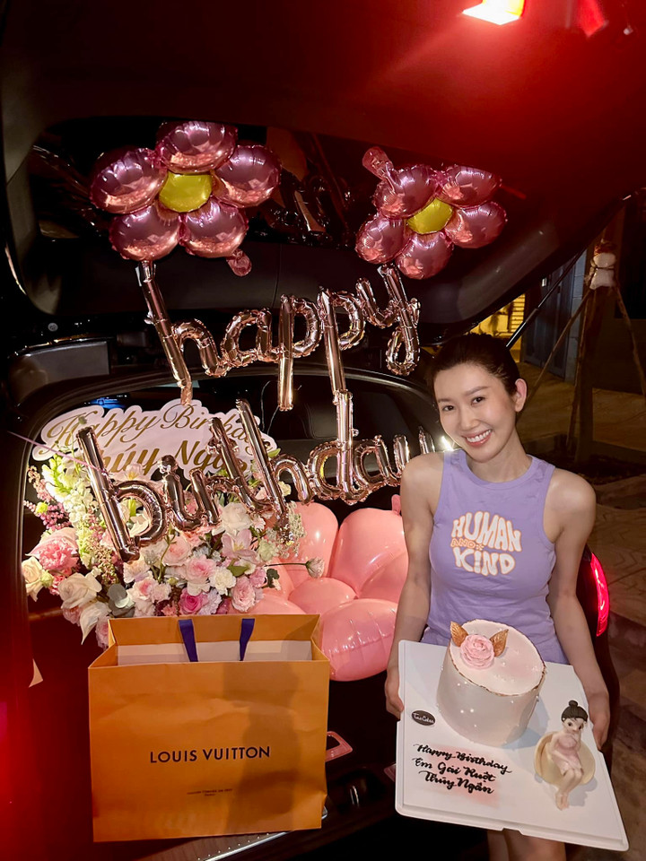 Sao Việt 6/4: Trịnh Kim Chi gợi cảm tuổi 52, Tuấn Hưng kỷ niệm 9 năm ngày cưới - 11