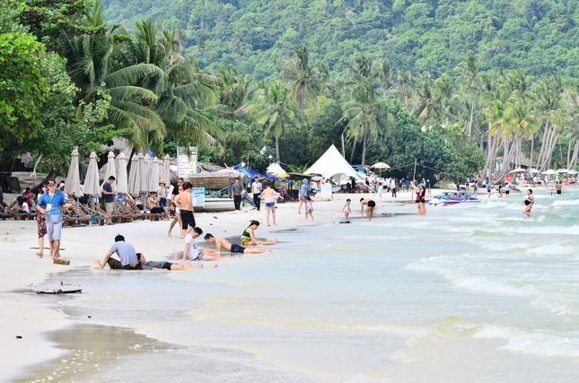 'Sốc' giá vé máy bay, du khách đến Phú Quốc giảm mạnh - 1