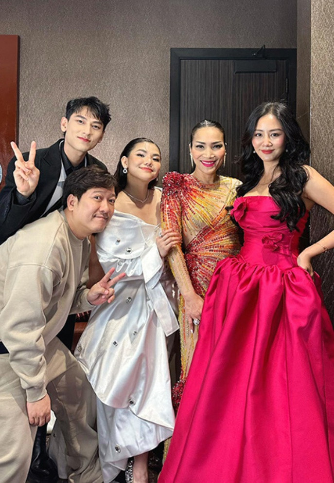 Sao Việt 6/4: Trịnh Kim Chi gợi cảm tuổi 52, Tuấn Hưng kỷ niệm 9 năm ngày cưới - 12