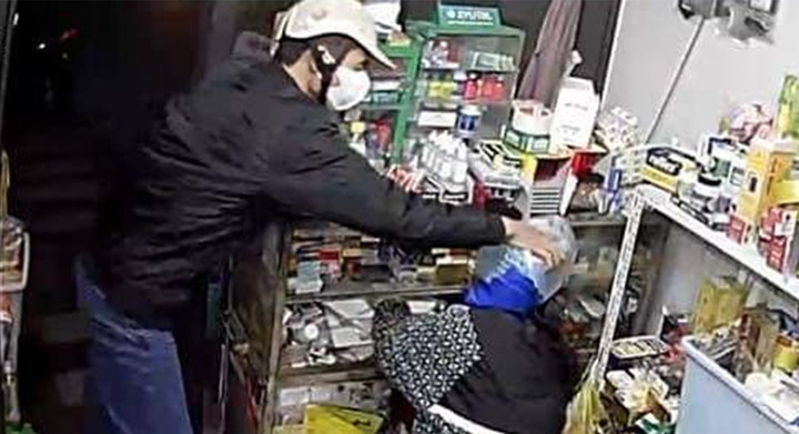 Người phụ nữ ở Hải Phòng bị kẻ lạ mặt đổ sơn vào người lúc rạng sáng - 1