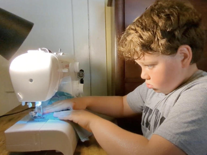 Cậu bé 9 tuổi nổi tiếng TikTok sau khi tự tay may áo tặng bố - 2