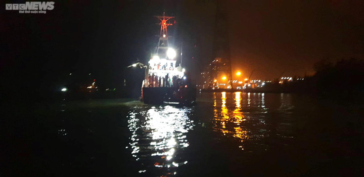 Đang tìm kiếm máy bay trực thăng bị rơi ở vịnh Lan Hạ - 3