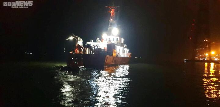 Đang tìm kiếm máy bay trực thăng bị rơi ở vịnh Lan Hạ - 2