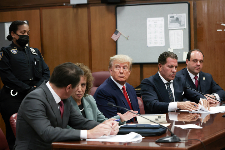 Ra hầu toà, ông Trump không nhận 34 cáo buộc - 1