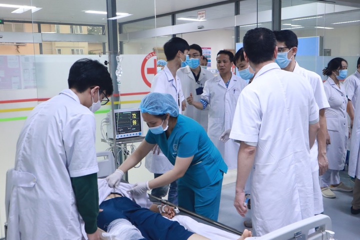 Bộ Y tế: Tập trung mọi nguồn lực cứu người bị thương trong vụ ô tô đâm 17 xe máy - 1