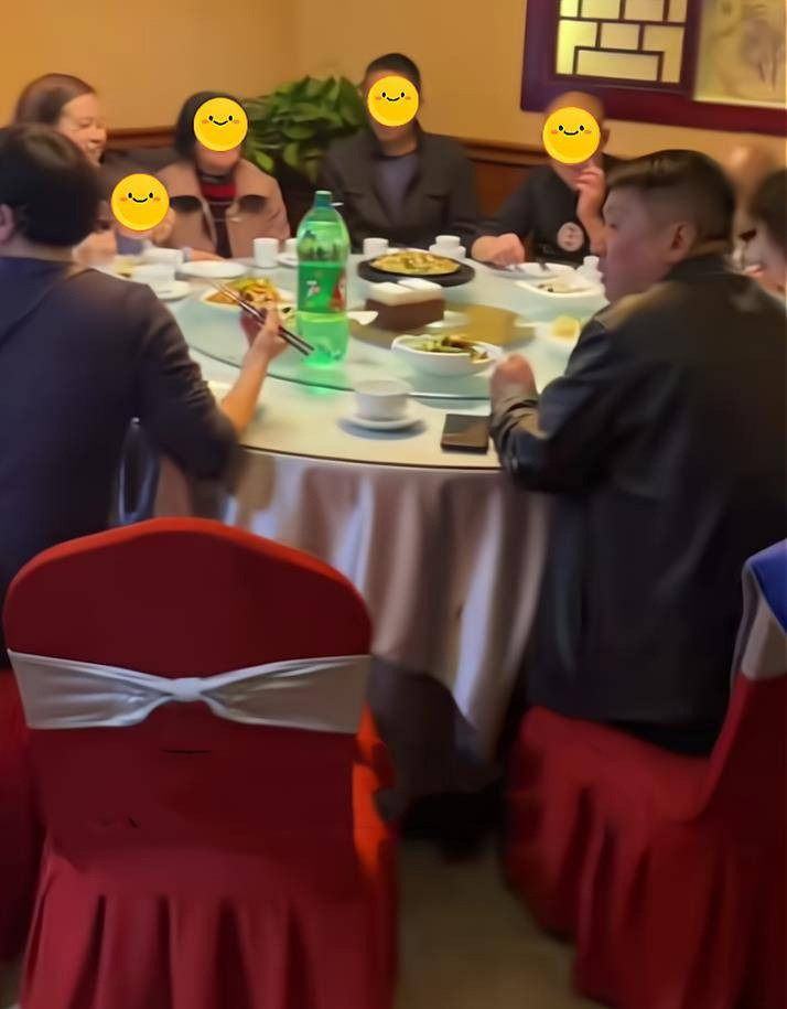 Lần đầu hẹn hò, cô gái dẫn theo hàng chục người thân đi 'ăn ké' - 2