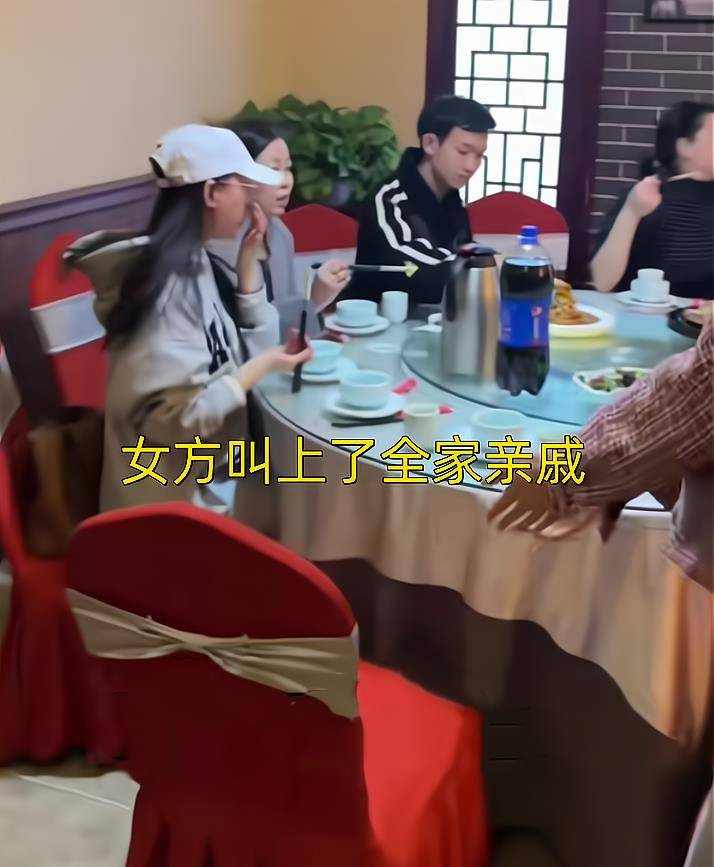 Lần đầu hẹn hò, cô gái dẫn theo hàng chục người thân đi 'ăn ké' - 1