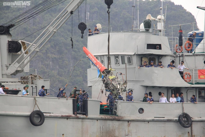 Trục vớt được phần thân và đuôi trực thăng Bell-505, đang tìm kiếm hộp đen - 1