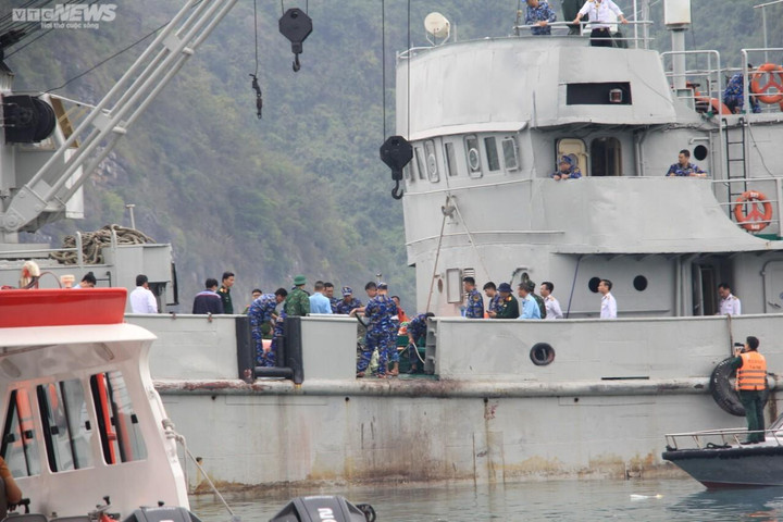 Trục vớt được phần thân và đuôi trực thăng Bell-505, đang tìm kiếm hộp đen - 2