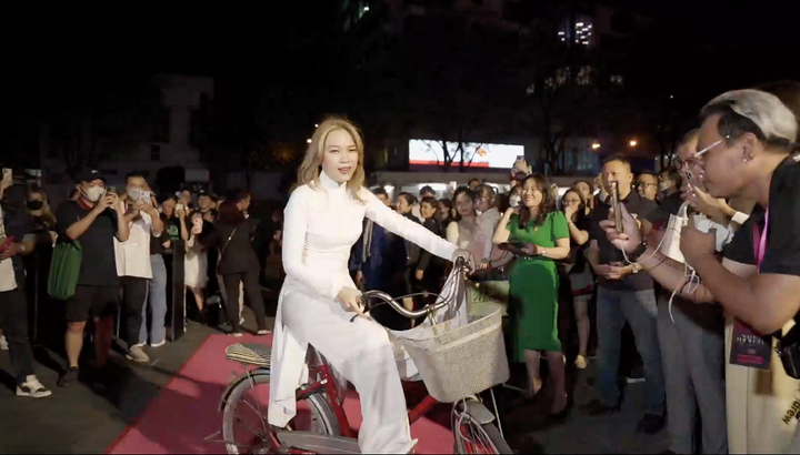 Mỹ Tâm đạp xe đến sự kiện, 'tình tin đồn' bất ngờ xuất hiện - 1