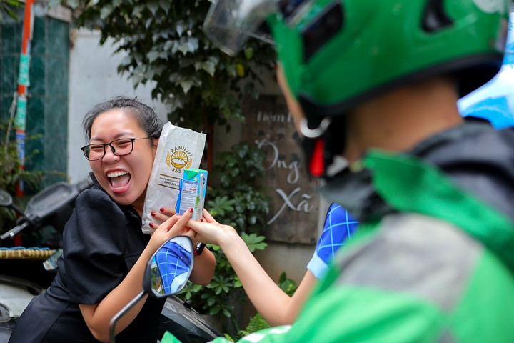 Thử thách theo chân 'nhân vật bí ẩn' mang bữa sáng đủ chất gõ cửa từng nhà - 6