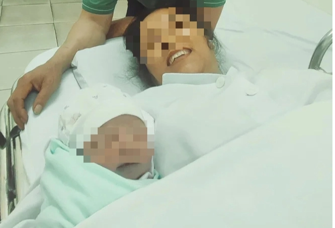 Thấy 'có gì đạp' trong bụng, người phụ nữ 51 tuổi mới biết mình mang thai - 1