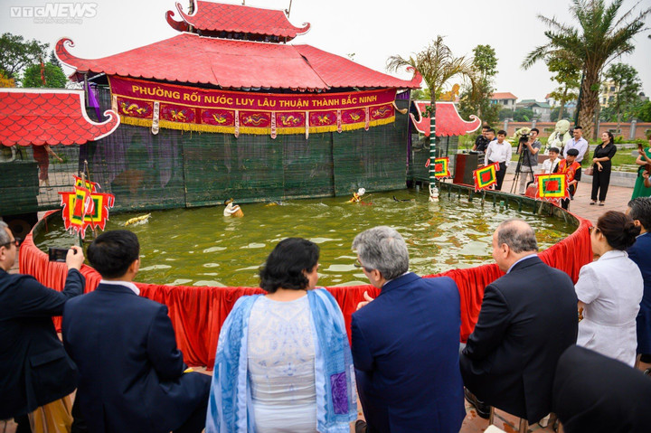 Đại sứ nước ngoài trải nghiệm làm tranh Đông Hồ, mặc trang phục Quan họ - 8