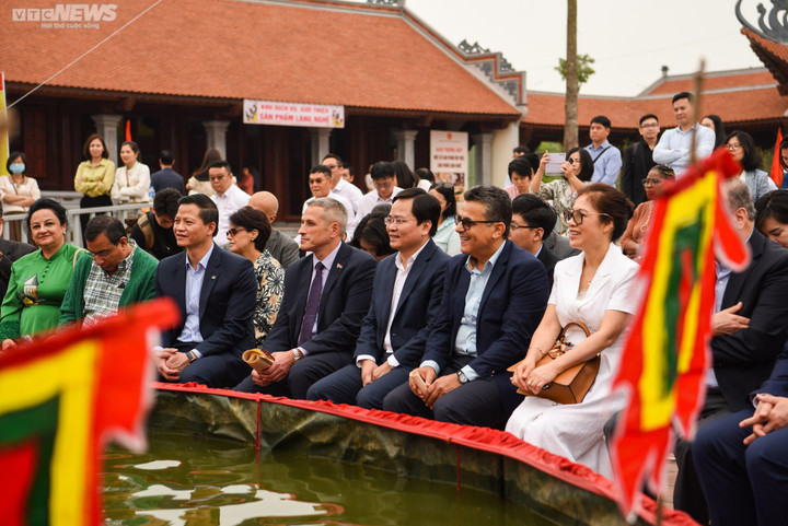 Đại sứ nước ngoài trải nghiệm làm tranh Đông Hồ, mặc trang phục Quan họ - 7