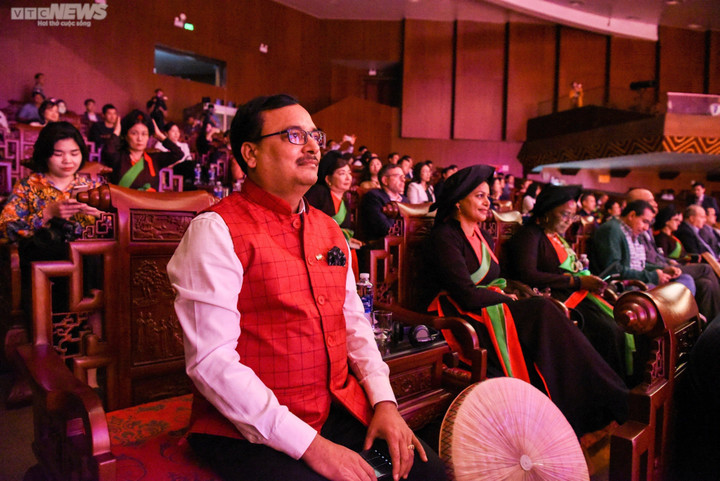 Đại sứ nước ngoài trải nghiệm làm tranh Đông Hồ, mặc trang phục Quan họ - 16