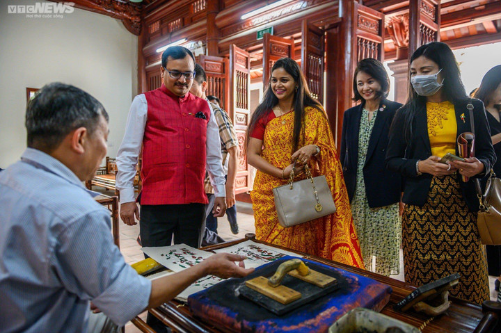 Đại sứ nước ngoài trải nghiệm làm tranh Đông Hồ, mặc trang phục Quan họ - 3