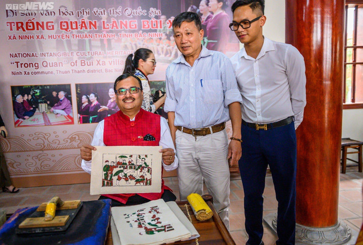 Đại sứ nước ngoài trải nghiệm làm tranh Đông Hồ, mặc trang phục Quan họ - 5