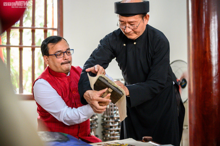 Đại sứ nước ngoài trải nghiệm làm tranh Đông Hồ, mặc trang phục Quan họ - 4