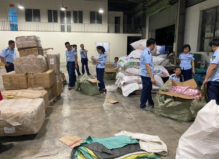 TP.HCM: Tạm giữ lô hàng gần 7.000 điếu xì gà và nhiều chai rượu ngoại - 1