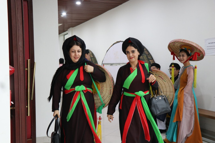 Đại sứ nước ngoài trải nghiệm làm tranh Đông Hồ, mặc trang phục Quan họ - 10