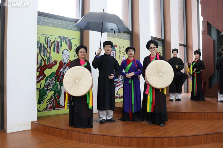 Đại sứ nước ngoài trải nghiệm làm tranh Đông Hồ, mặc trang phục Quan họ - 11