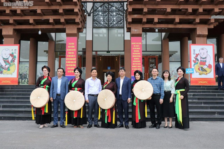 Đại sứ nước ngoài trải nghiệm làm tranh Đông Hồ, mặc trang phục Quan họ - 9