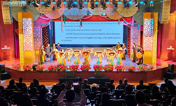 Đại sứ nước ngoài trải nghiệm làm tranh Đông Hồ, mặc trang phục Quan họ - 14