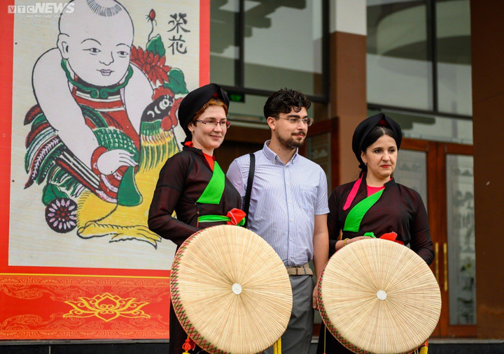 Đại sứ nước ngoài trải nghiệm làm tranh Đông Hồ, mặc trang phục Quan họ - 13