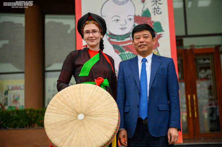 Đại sứ nước ngoài trải nghiệm làm tranh Đông Hồ, mặc trang phục Quan họ - 12