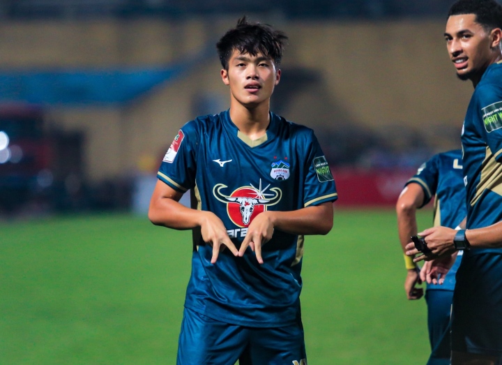 Ghi bàn đầu tiên ở V-League, sao trẻ HAGL được thưởng nóng  - 1