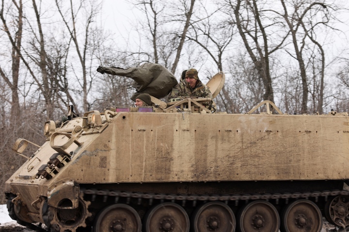 Lực lượng Ukraine ở Bakhmut đứng trước nguy cơ mất đường tiếp viện - 1
