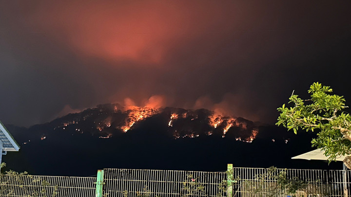 Cận cảnh rừng phòng hộ đèo Prenn Đà Lạt cháy đỏ trời - 3