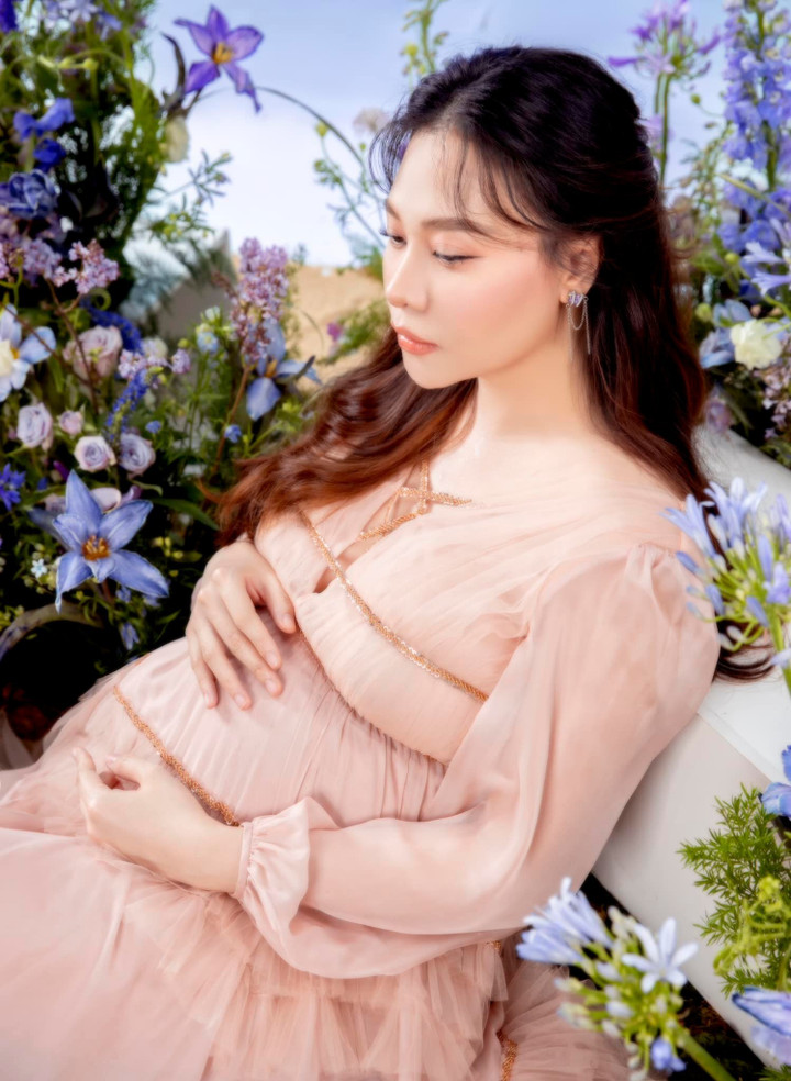 Bà xã Cường Đô La khoe nhan sắc cuốn hút khi mang thai lần 2 - 4