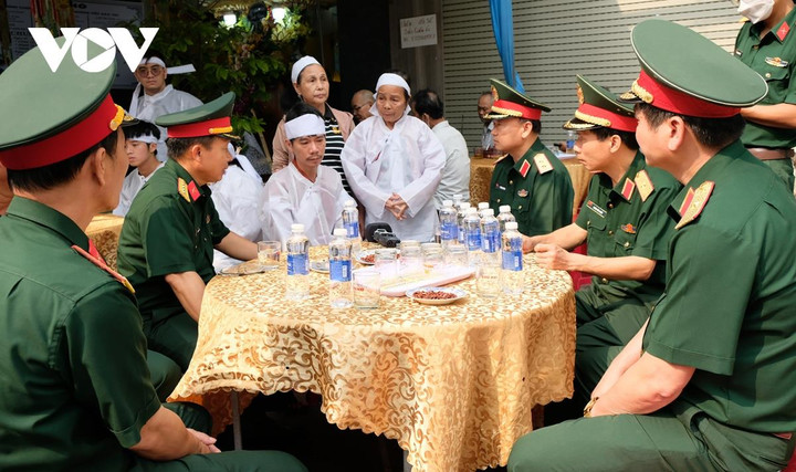 Bộ Tư lệnh Quân khu 5 thăm gia đình nạn nhân vụ tai nạn trực thăng Bell-505 - 3