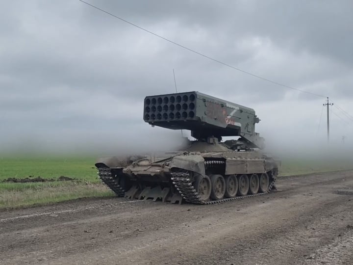 Chuyên gia Mỹ cảnh báo Ukraine về sức mạnh của hệ thống TOS-1 - 1