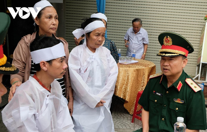 Bộ Tư lệnh Quân khu 5 thăm gia đình nạn nhân vụ tai nạn trực thăng Bell-505 - 2