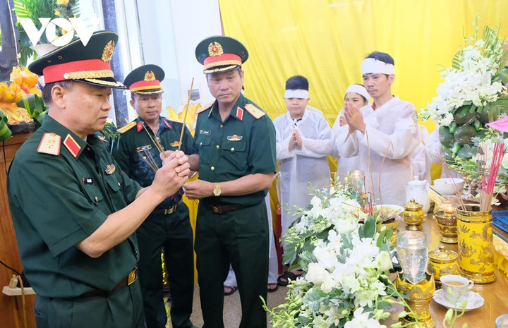 Bộ Tư lệnh Quân khu 5 thăm gia đình nạn nhân vụ tai nạn trực thăng Bell-505 - 1