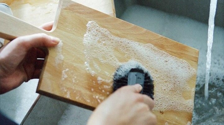 Cách làm sạch thớt gỗ để tránh rước bệnh vào người - 1