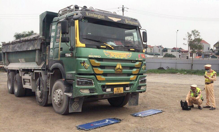 Phát hiện nút bấm đặc biệt của xe quá tải, 'khắc nhập khắc xuất' khi gặp công an - 1