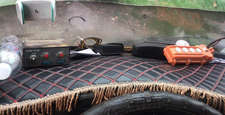 Phát hiện nút bấm đặc biệt của xe quá tải, 'khắc nhập khắc xuất' khi gặp công an - 4