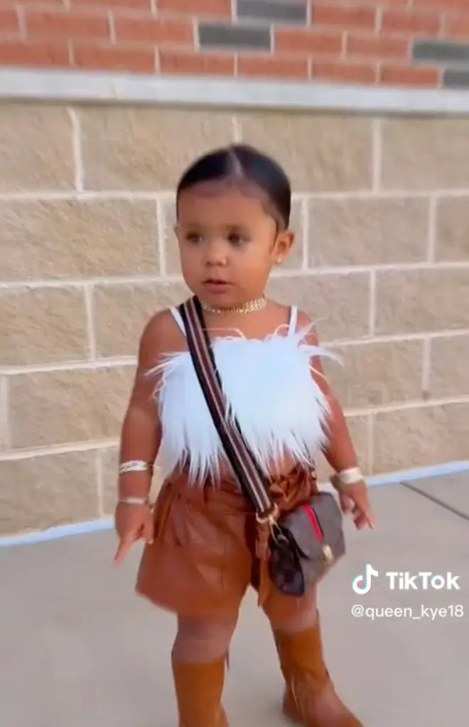 Người mẹ gây tranh cãi khi cho con gái 2 tuổi diện đồ theo phong cách người lớn - 1