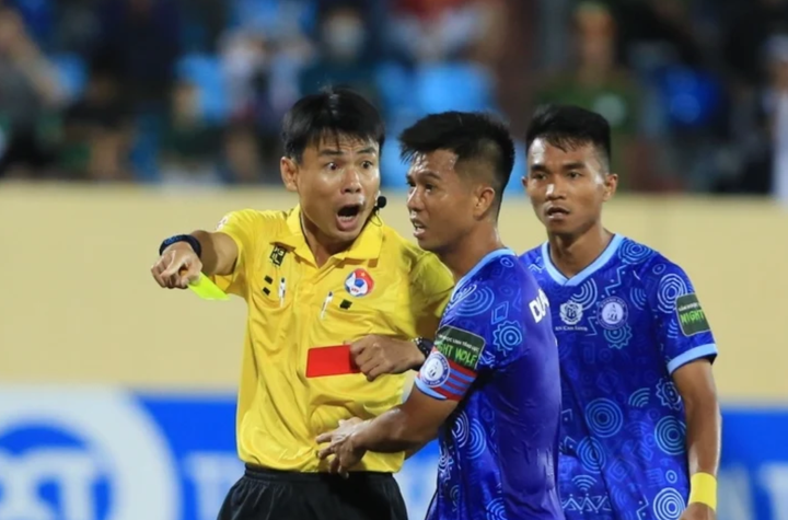 Trọng tài Việt mắc lỗi liên tục từ giải Hạng Nhất đến V-League - 1