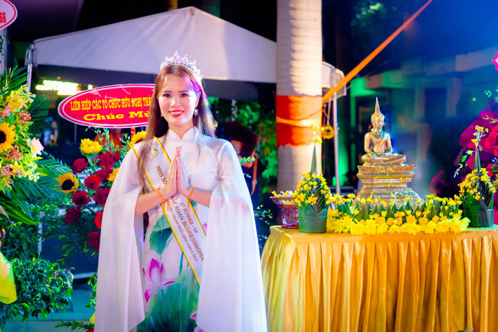 Á hậu Ngọc Thanh nổi bật trong ngày Tết Lào tại Đà Nẵng - 2