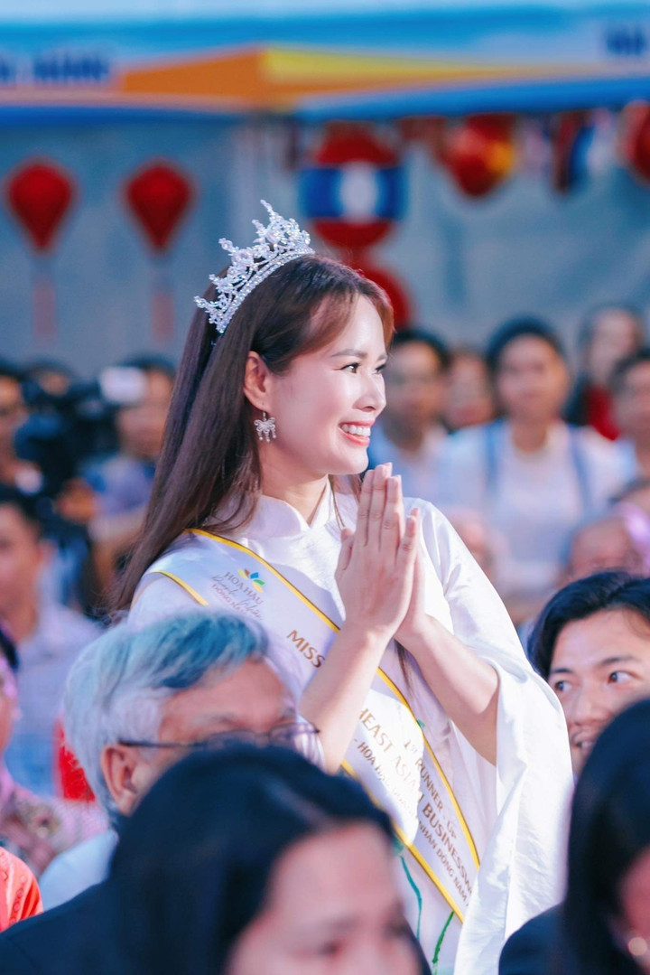 Á hậu Ngọc Thanh nổi bật trong ngày Tết Lào tại Đà Nẵng - 3