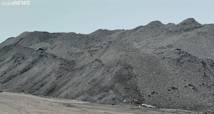 Những núi than làm dân khốn khổ: Xử phạt cảng Thuận An 17 triệu đồng - 1